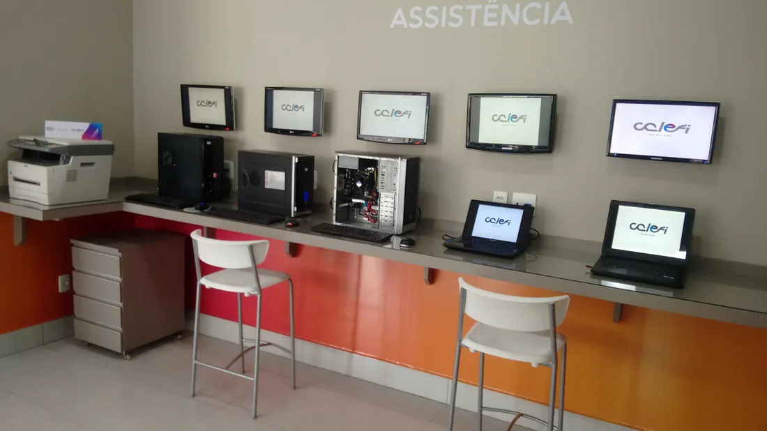 Interior da loja Calefi Infostore